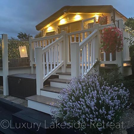 Lakeside Retreat With Hot Tub & Fishing Peg At Tattershall Lakes Country Park Hotel ภายนอก รูปภาพ