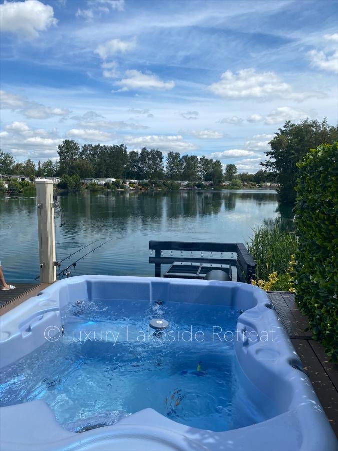 Lakeside Retreat With Hot Tub & Fishing Peg At Tattershall Lakes Country Park Hotel ภายนอก รูปภาพ