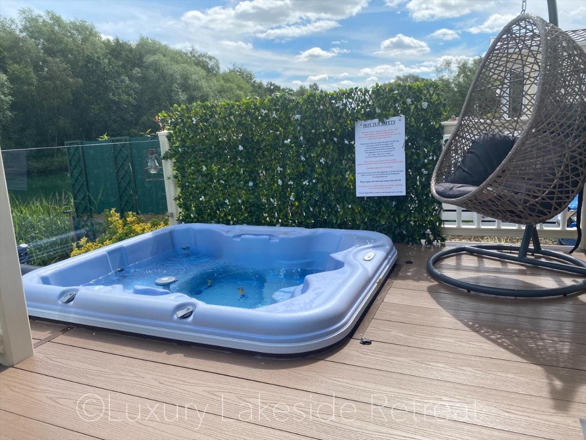 Lakeside Retreat With Hot Tub & Fishing Peg At Tattershall Lakes Country Park Hotel ภายนอก รูปภาพ