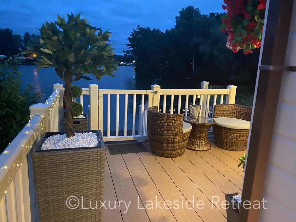 Lakeside Retreat With Hot Tub & Fishing Peg At Tattershall Lakes Country Park Hotel ภายนอก รูปภาพ