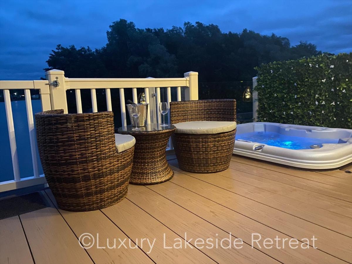 Lakeside Retreat With Hot Tub & Fishing Peg At Tattershall Lakes Country Park Hotel ภายนอก รูปภาพ