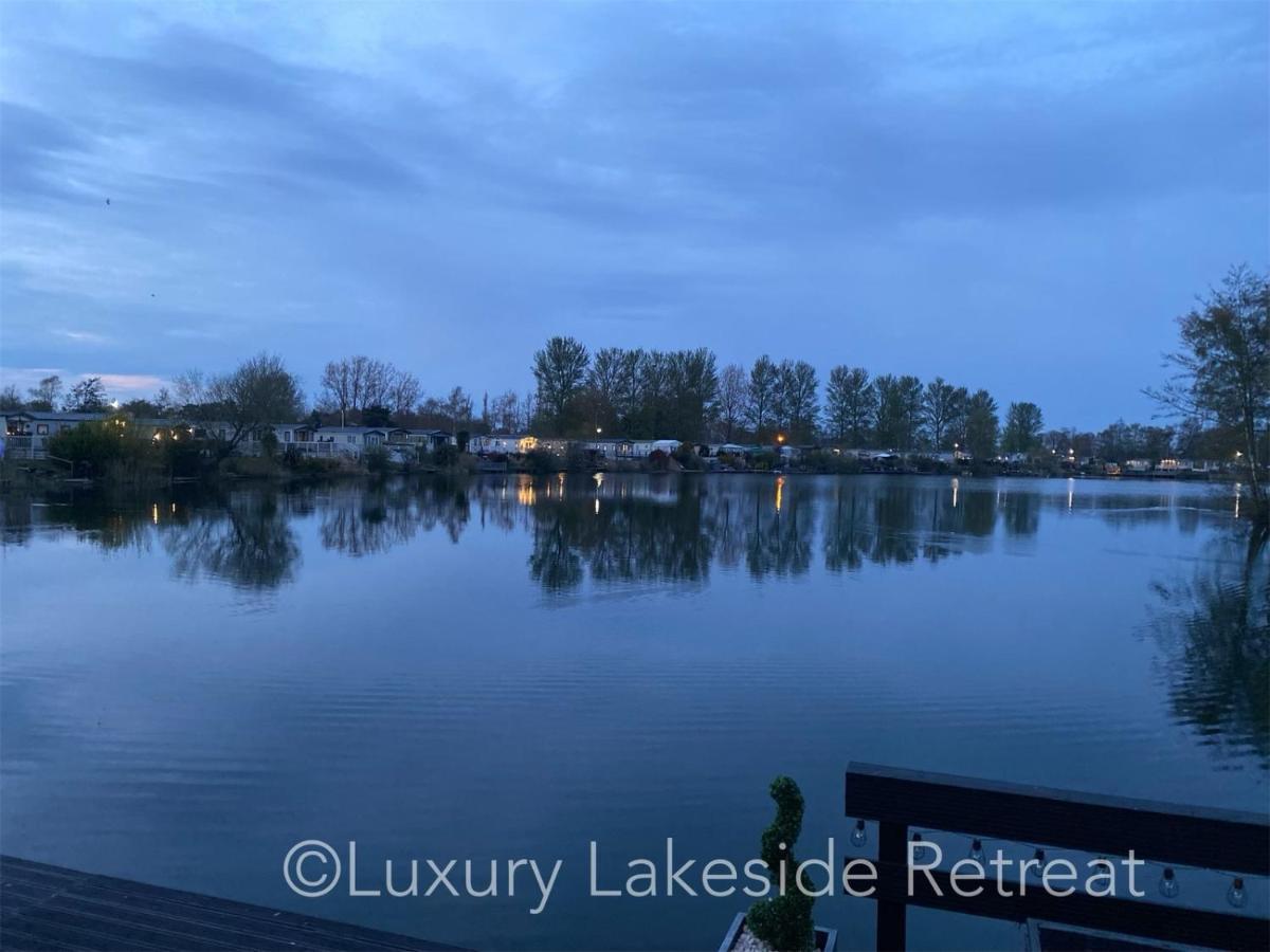 Lakeside Retreat With Hot Tub & Fishing Peg At Tattershall Lakes Country Park Hotel ภายนอก รูปภาพ