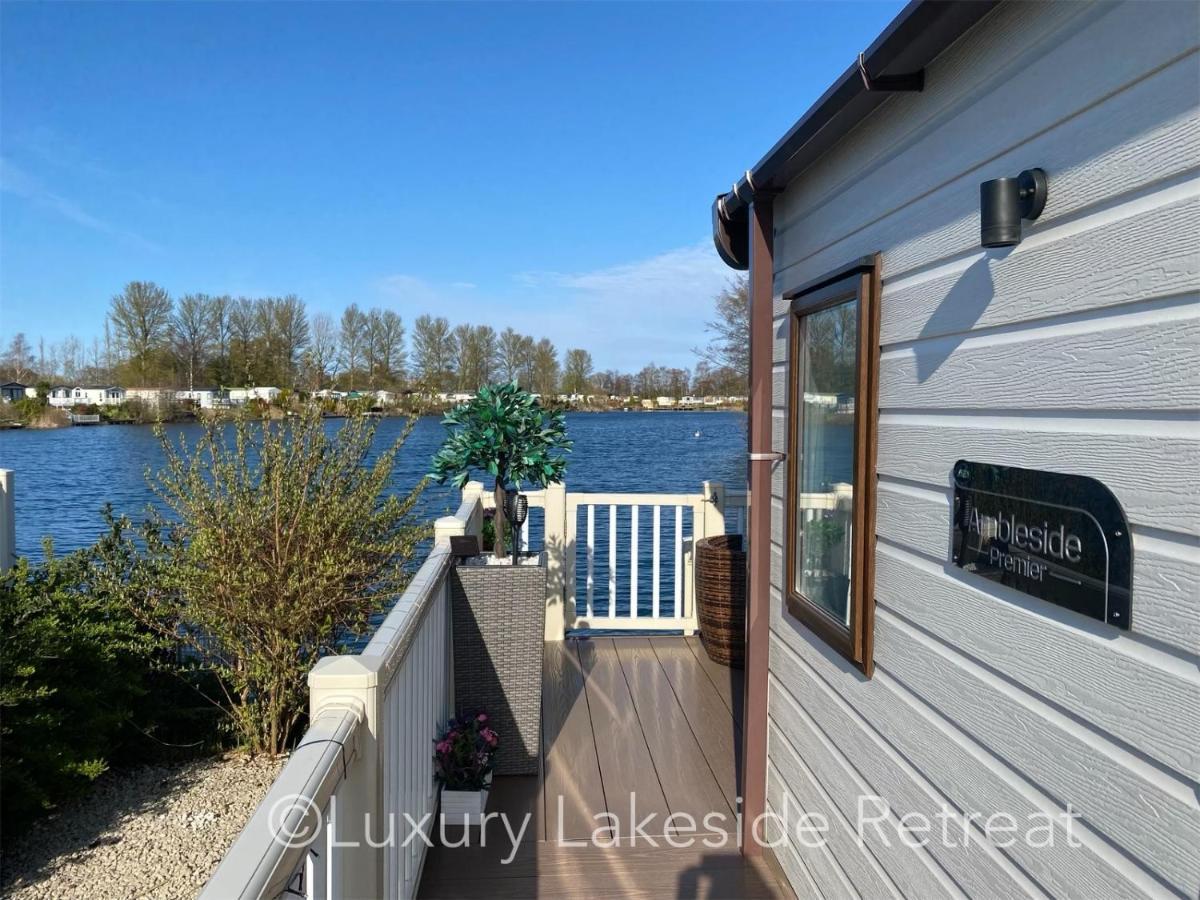 Lakeside Retreat With Hot Tub & Fishing Peg At Tattershall Lakes Country Park Hotel ภายนอก รูปภาพ